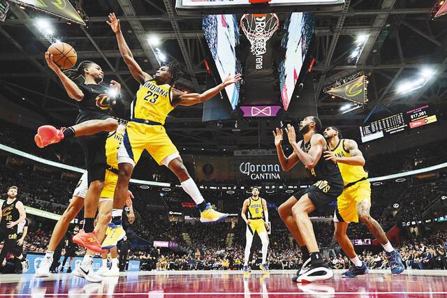 클리블랜드 캐벌리어스 다리우스 갈랜드(왼쪽)가 14일(한국시간) 미국 오하이오주 클리블랜드의 로켓 아레나에서 열린 인디애나 페이서스와의 NBA 동부 콘퍼런스 준결승 5차전에서 수비수들 사이로 패스를 시도하고 있다. AFP연합뉴스