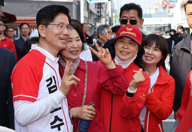 김문수 국민의힘 대선 후보가 14일 경남 진주시 진주대로에서 열린 거리유세에서 지지들과 기념촬영을 하고 있다. 김 후보는 항공·우주 산업이 밀집한 경남 일대를 순회하며 “과학기술 대통령이 되겠다”고 약속했다. 진주=최현규 기자