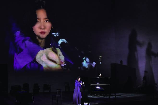 배우 이영애가 출연 중인 연극 ‘헤다 가블러’의 공연 장면. 라이브캠을 활용해 무대 위 헤다를 클로즈업해 뒤편 스크린에 비춘다. (c)LG아트센터