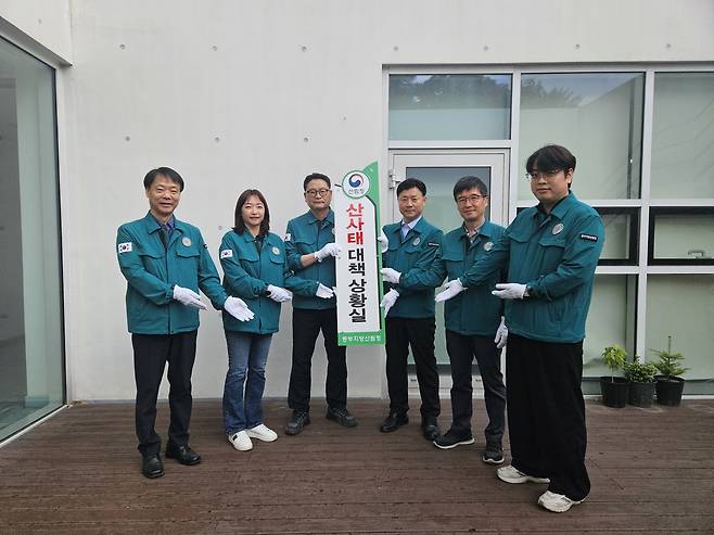 동부지방산림청이 15일 오전 강원도 강릉시 동부지방산림청에서 산사태대책상황실 현판식을 하고 산사태 대책상황실 가동에 들어갔다.  동부지방산림청 제공