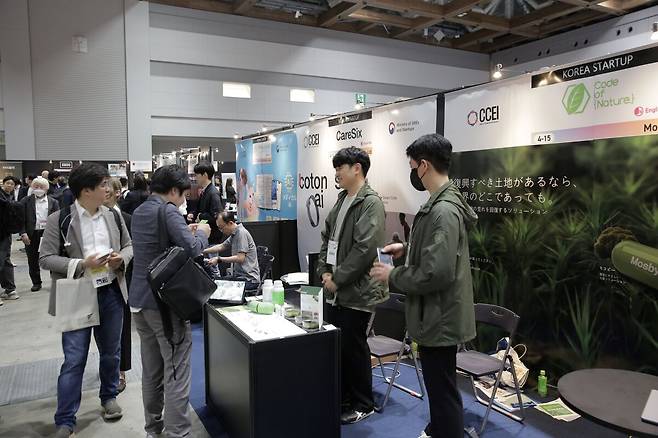 일본 도쿄에서 열린 ‘Climbers Startup JAPAN EXPO 2025’ 공동관에서 한국 스타트업 관계자가 일본 바이어와 비즈니스 상담을 진행하고 있다. 부산창조경제혁신센터는 이번 프로그램을 통해 기술검증, 투자 검토 등 실질적인 협업 기회를 확보했다. 부산창조경제혁신센터 제공