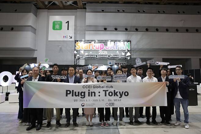‘플러그 인:도쿄(Plug in:Tokyo)’ 프로그램에 참가한 한국 스타트업 관계자들과 부산창조경제혁신센터, 전국 창조경제혁신센터 관계자들이 일본 도쿄 현지에서 단체 기념촬영을 하고 있다. 이번 행사는 일본 진출 특화 거점센터로 지정된 부산창경이 주관해 성과 중심의 글로벌 협력 모델을 제시했다. 부산창조경제혁신센터 제공