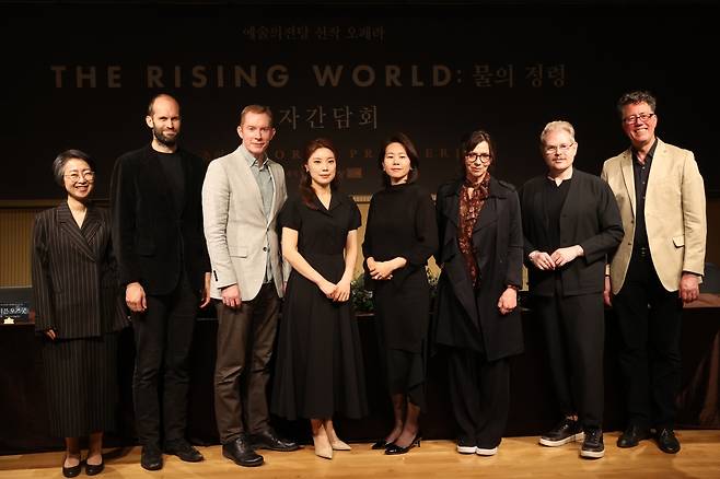 지난 13일 서울 예술의전당에서 열린 오페라  ‘더 라이징 월드: 물의 정령’ 기자간담회에서 참석자들이 기념촬영을 하고 있다. 왼쪽부터 서고우니 예술의전당 공연예술본부장, 베이스바리톤 애슐리 리치, 테너 로빈 트리출러, 소프라노 황수미, 메조소프라노 김정미, 작곡가 메리 핀스터러, 연출가 스티븐 카르, 지휘자 스티븐 오즈굿.       연합뉴스
