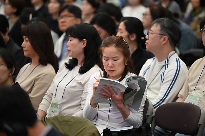 '2025 회복축제' 참가자가 15일 서울 용산구 온누리교회에서 강의를 들으며 메모하고 있다. 신석현 포토그래퍼