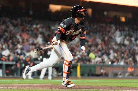 홈런을 치고 타구를 눈으로 좇는 샌프란시스코 이정후. 사진[AP=연합뉴스]