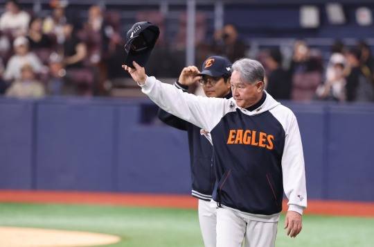 '12연승 한화' 김경문 감독, 관중에게 감사 인사. 사진[연합뉴스]