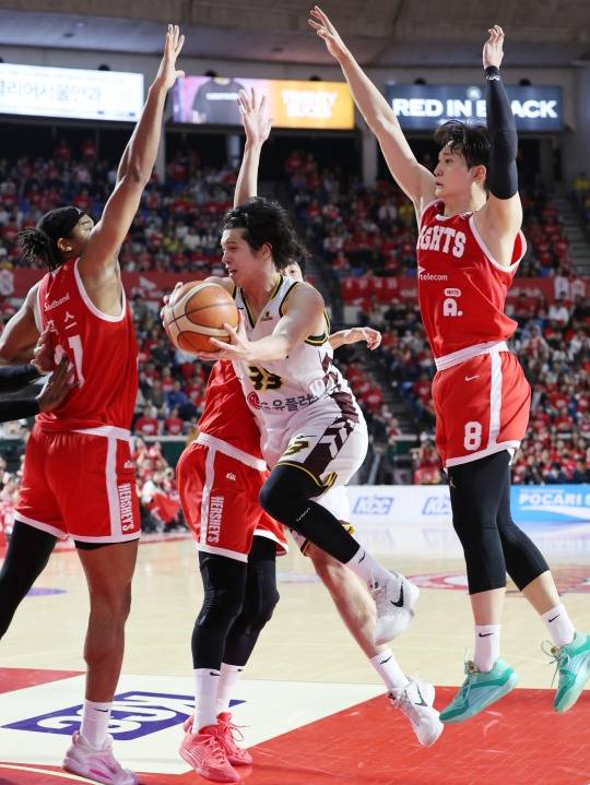 오늘만큼은 철벽. 사진[연합뉴스]