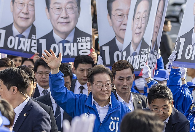 더불어민주당 이재명 대선후보가 14일 경남 통영시 강구안 문화마당에서 열린 유세에 입장하고 있다. / 사진 = 연합뉴스