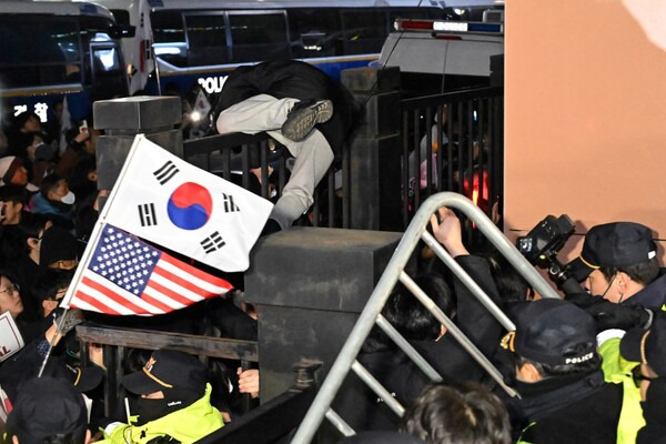 ▲내란 우두머리 혐의로 체포된 윤석열 대통령이 출석한 가운데 구속 전 피의자심문(영장실질심사)이 열린 지난 1월18일 서울 마포구 서울서부지법에서 윤 대통령 지지자들이 법원 담장을 넘으려 시도하고 있다. ⓒ연합뉴스
