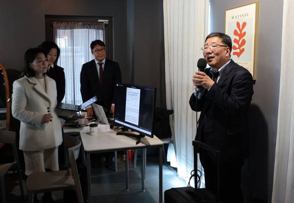 ▲지난 3월 서울서부지법 난동 사태에 가담한 혐의로 재판에 넘겨진 피고인들의 변호인단 임응수 변호사(오른쪽)가 기자회견을 하고 있다. ⓒ연합뉴스