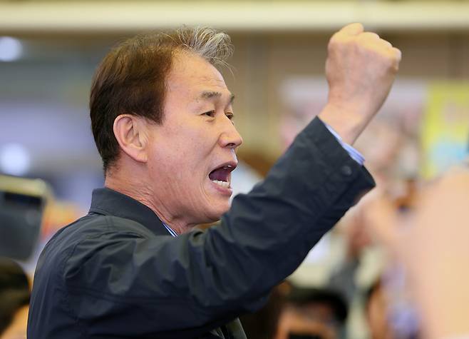 지난 9일 이재명 더불어민주당 대선 후보와 함께 경북 성주군 성주전통시장을 찾은 보수정당 출신 권오을 전 의원이 이 후보 지지연설을 하고 있다. [사진 출처 = 연합뉴스]