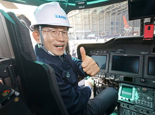 김문수 국민의힘 대선 후보가 14일 경남 사천시 한국항공서비스를 방문해 산림청 헬기에 탑승해 엄지손가락을 들어 보이고 있다.  연합 뉴스