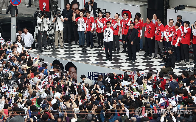 김문수 국민의힘 대선 후보가 지난 13일 부산 자갈치 시장에서 유세를 하고 있다. [연합뉴스]