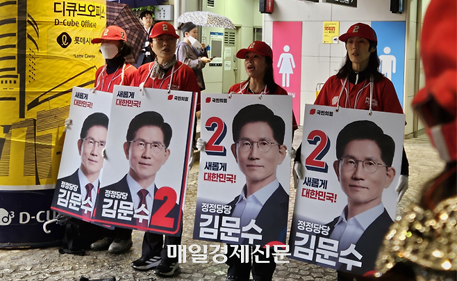 15일 오전 서울 구로구 신도림역 인근에서 이뤄진 유세 현장 모습. [사진 = 배윤경 기자]