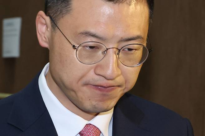 국민의힘을 탈당한 무소속 김상욱 의원이 15일 서울 여의도 국회 소통관에서 더불어민주당 이재명 대선 후보에 대한 지지 선언을 하기 위해 발언대로 향하고 있다. [사진 출처 = 연합뉴스]