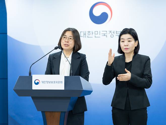 김해숙 개인정보보호위원회 조사1과장이 15일 오전 서울 종로구 정부서울청사에서 2025년 제11회 개인정보보호위원회 전체회의 안건인 테무의 개인정보보호 법규 위반 건에 대해 브리핑하고 있다. <사진=개이정보보호위원회>