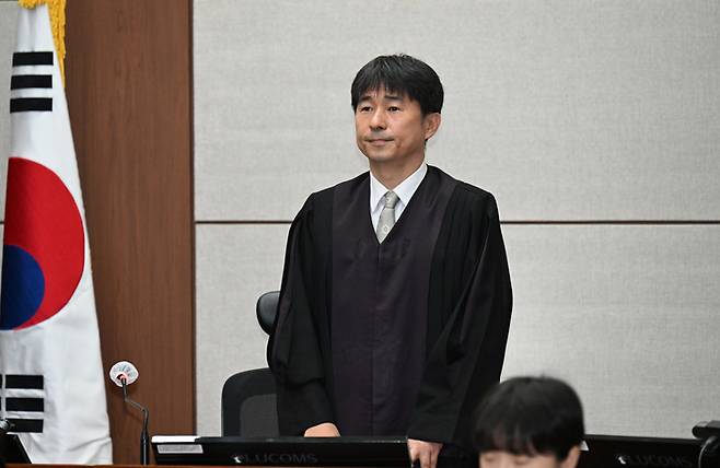 지귀연 부장판사가 지난달 21일 서울 서초동 서울중앙지법에서 열린 윤석열 전 대통령 내란 우두머리 혐의 형사재판 2차 공판에서 인사하고 있다. [사진출처 = 공동취재]