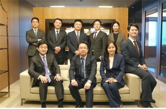 좌측 하단부터 시계 반대방향으로 최종문 고문(전 외교부 2차관), 박근배 변호사(전 한화디펜스 준법지원팀장),김명안 외국변호사, 홍범 변호사(전 방위사업청 법무관), 석아림 변호사, 김근호 변호사(전 방위사업청 사무관), 김시철 고문(전 방위사업청 대변인), 조용택 고문(전 중앙행정기관), 김지성 변호사  [자료=법무법인 화우]