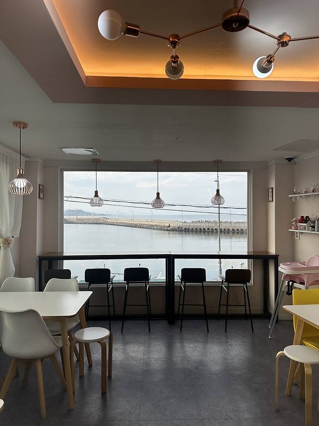 이가상회 2층 카페.  /사진= 강예신 기자