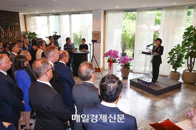 최정화 한국이미지커뮤니케이션연구원 이사장(오른쪽)이 15일 서울 서대문구 주한프랑스 대사관에서 열린 수훈식에서 ‘레지옹 도뇌르 오피시에’ 훈장을 받은 뒤 인사말을 하고 있다.  25.05.15 [현장풀/이충우기자]