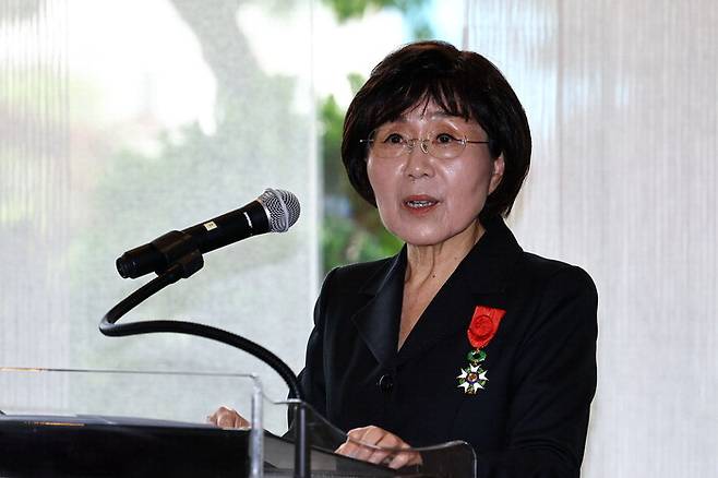 최정화 한국이미지커뮤니케이션연구원 이사장이 15일 주한 프랑스대사관에서 열린 레지옹 도뇌르 오피셰 수훈식에서 소감을 밝히고 있다.  이충우 기자