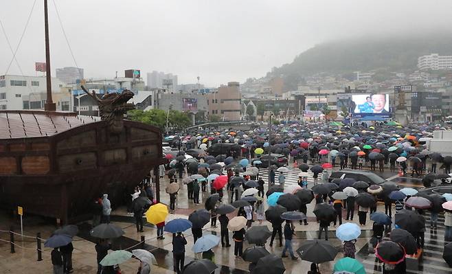 이재명 더불어민주당 대선 후보가 ‘이순신 호국 벨트’ 유세차 15일 오후 전남 여수시 이순신광장을 찾아 지지를 호소하고 있다. [김호영 기자]