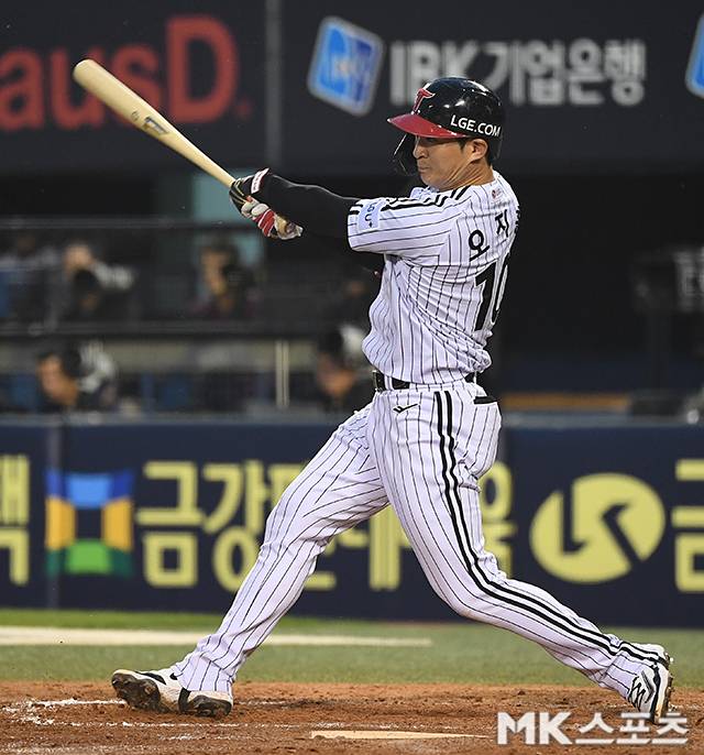 오지환이 14일 잠실 키움전에서 적시타를 치고있다. 사진(잠실 서울)=천정환 기자