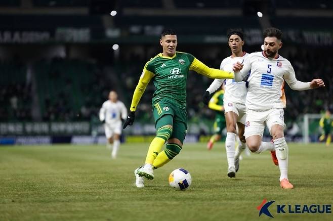 전북 현대 스트라이커 티아고(사진 왼쪽). 사진=한국프로축구연맹