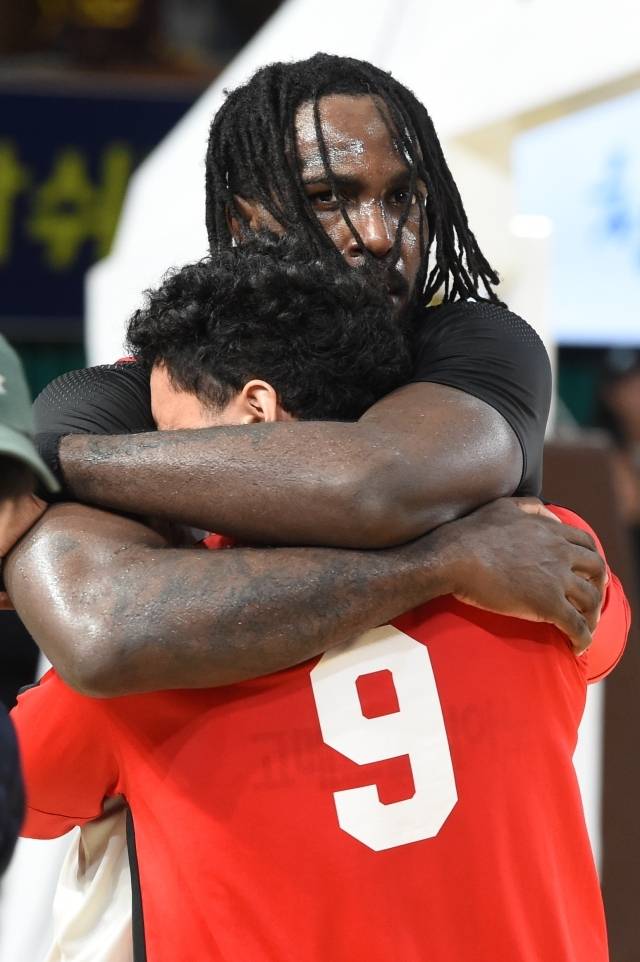 진흙탕 싸움, 늪 농구의 끝이었던 이날 가장 빛난 보석은 자밀 워니였다. KBL 최고의 외국선수인 그는 15점 11리바운드 5어시스트 3블록슛을 기록, 활약했다. 사진=KBL 제공