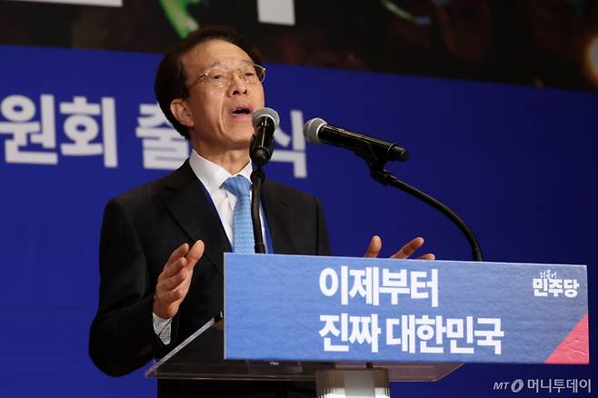 [서울=뉴시스] 조성우 기자 = 30일 오후 서울 여의도 국회 의원회관에서 열린 더불어민주당 제21대 대통령선거 '진짜 대한민국' 중앙선거대책위원회 출범식에서 이석연 공동선거대책위원장이 발언하고 있다. 2025.04.30. xconfind@newsis.com /사진=조성우