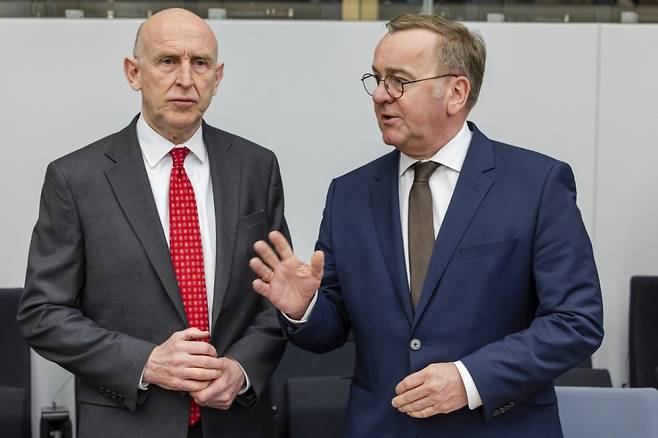 [브뤼셀(벨기에)=AP/뉴시스]존 힐리 영국 국방장관(왼쪽)이 11일 브뤼셀에서 열린 우크라이나방위연락그룹(UDC) 회의에서 보리스 피스토리우스 독일 국방장관과 대화를 나누고 있다. 힐리 장관은 이날 영국은 우크라이나에 대한 군사 지원의 "급격히 늘릴 것"이라고 발표했다. 2025.04.11.