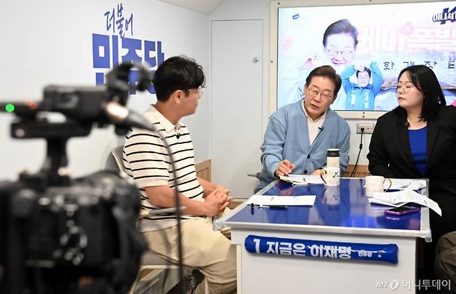 (하동=뉴스1) 안은나 기자 = 이재명 더불어민주당 대통령 후보가 15일 오전 경남 하동군 화개장터 인근에서 광주 출신 30대 남성 문유성 씨, 대구 거주 20대 여성 김다니엘 씨, 강유정 의원과 유튜브 K-이니셔TV 케미폭발 '동서화합' 화개장터 라이브를 하고 있다. (공동취재) 2025.5.15/뉴스1  Copyright (C) 뉴스1. All rights reserved. 무단 전재 및 재배포,  AI학습 이용 금지. /사진=(하동=뉴스1) 안은나 기자