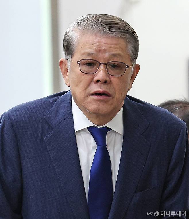 (서울=뉴스1) 장수영 기자 = '2200억대 횡령·배임' 혐의로 재판에 넘겨진 최신원 전 SK네트웍스 회장이 16일 오후 서울 서초구 서울고등법원에서 열린 항소심에 출석하고 있다.   최 회장은 법정에서 일부유죄 취지로 징역 2년 6개월 실형을 받아 법정 구속됐다. 2025.1.16/뉴스1  Copyright (C) 뉴스1. All rights reserved. 무단 전재 및 재배포,  AI학습 이용 금지. /사진=(서울=뉴스1) 장수영 기자