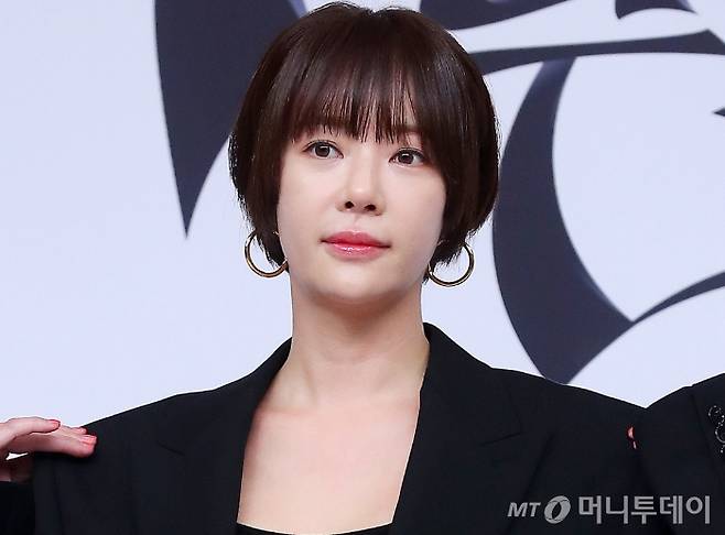 배우 황정음이 자신이 실소유한 회삿돈을 빼돌려 가상화폐에 투자한 혐의로 재판에 넘겨졌다. 황정음은 첫 공판에서 모든 혐의를 인정했다. /사진=머니투데이 DB