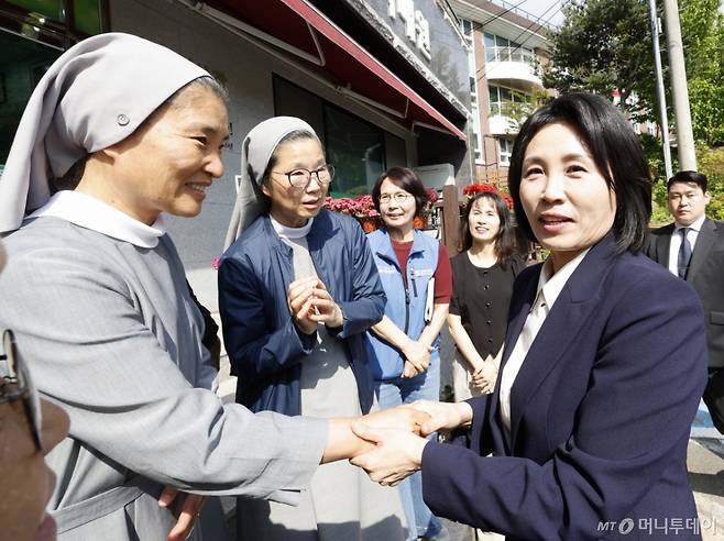 (광주=뉴스1) 김태성 기자 = 이재명 더불어민주당 대통령 후보의 부인 김혜경 여사가 14일 광주시 남구 소화자매원을 찾아 이야기를 나눈 후 수녀님들과 인사를 나누고 있다. 2025.5.14/뉴스1 Copyright (C) 뉴스1. All rights reserved. 무단 전재 및 재배포, AI학습 이용 금지. /사진=(광주=뉴스1) 김태성 기자