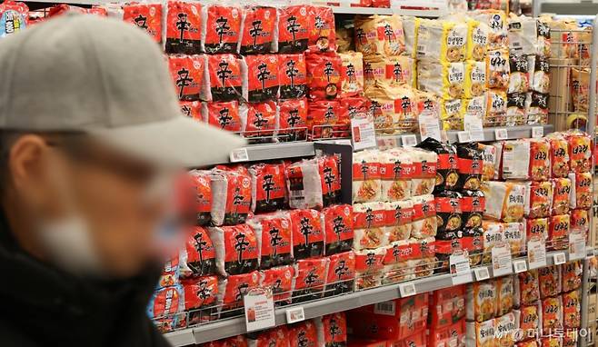 (서울=뉴스1) 허경 기자 = 17일 서울 시내 한 대형마트에 진열된 신라면. 2025.3.17/뉴스1  Copyright (C) 뉴스1. All rights reserved. 무단 전재 및 재배포,  AI학습 이용 금지. /사진=(서울=뉴스1) 허경 기자