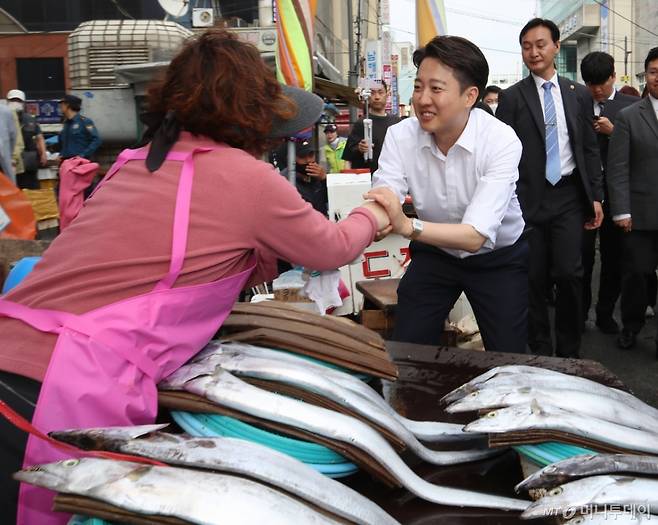 (부산=뉴스1) 윤일지 기자 = 이준석 개혁신당 대통령 후보가 14일 부산 중구 자갈치시장을 찾아 상인들과 인사하며 지지를 호소하고 있다.  2025.5.14/뉴스1  Copyright (C) 뉴스1. All rights reserved. 무단 전재 및 재배포,  AI학습 이용 금지. /사진=(부산=뉴스1) 윤일지 기자