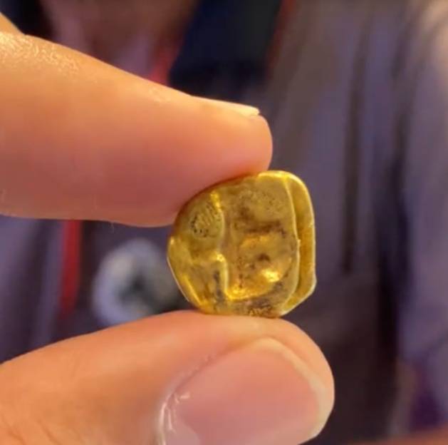 태국의 한 장의사가 시신을 화장하고 난 후 남은 금니로 만든 금괴. / 사진 = 틱톡