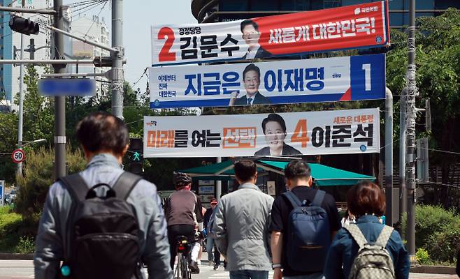 6·3 조기대선 공식 선거운동 나흘째를 맞아 주요 대선 후보들이 각기 다른 지역 전략으로 표심 공략에 나섰다. 사진은  제21대 대통령 선거 공식 선거운동이 시작된 지난 12일 서울 시내 한 거리에 이재명 더불어민주당 대통령 후보와 김문수 국민의힘 대통령 후보, 이준석 개혁신당 대통령 후보의 현수막이 걸려 있는 모습. /사진=뉴스1