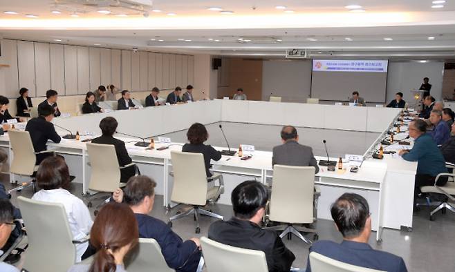 고광완 광주광역시 행정부시장이 14일 오후 시청 중회의실에서 열린 복합쇼핑몰 상권영향평가 연구용역 중간보고회에 참석해 인사말을 한 후 건의사항 청취 및 의견수렴을 하고 있다./사진=광주시