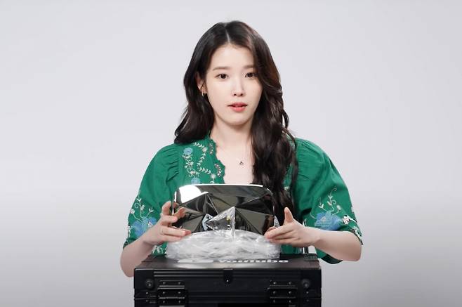 가수 겸 배우 아이유가 유튜브 이지금 채널 구독자 1000만명을 달성해 다이아 버튼을 받아 채널 구독자들에게 공개하고 있다. 사진은 아이유가 다이아 버튼을 언박싱하고 있는 모습. /사진=유튜브 '이지금' 채널 캡처