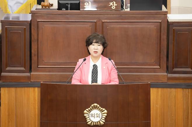 장미경 구미시의원이 지난 14일 열린 제287회 임시회에서 청소년 범죄 및 학교폭력 예방 대책 마련과 예산 확보를 촉구하는 5분 발언을 하고 있다/사진제공=구미시의회