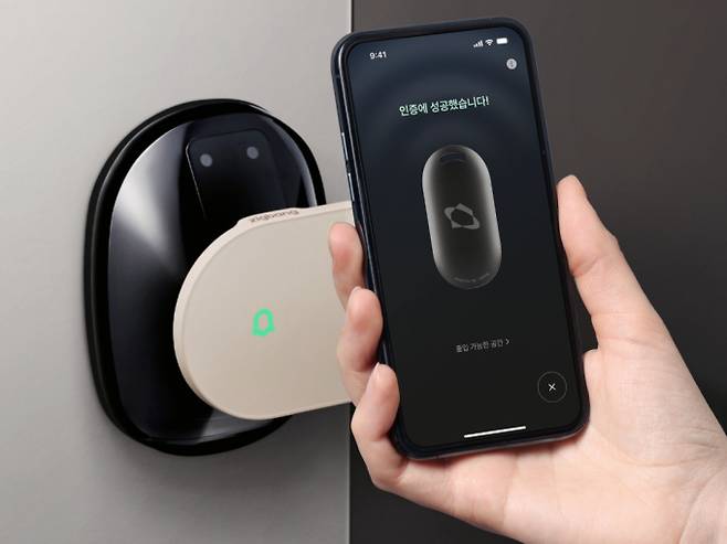 직방이 올 초 인공지능(AI) 디지털 도어록을 출시한 데 이어 이달 말 AI 기술 기반의 공동현관 로비폰을 출시하면서 스마트홈 솔루션 사업에 박차를 가한다. 사진은 직방 AI도어록 '헤이븐' 모습. /사진=직방