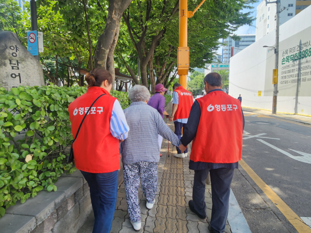 서울 영등포구에서 위기 이웃 발굴을 위해 활동 중인 영리한 살핌단 모습 . 영등포구청 제공