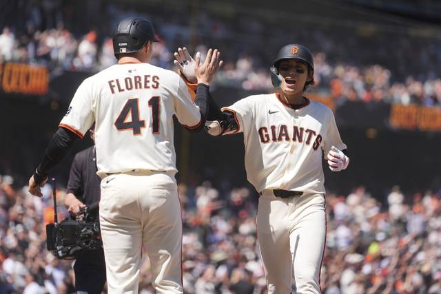샌프란시스코 자이언츠의 이정후(오른쪽)가 15일 오전(한국시간) 미국 캘리포니아주 샌프란시스코의 오라클 파크에서 열린 MLB 애리조나 다이아몬드백스와 홈경기에서 7회 말 4번째 타석에서 투런홈런을 터뜨린 뒤 홈에서 팀 동료와 하이파이브를 하고 있다.   AP연합뉴스