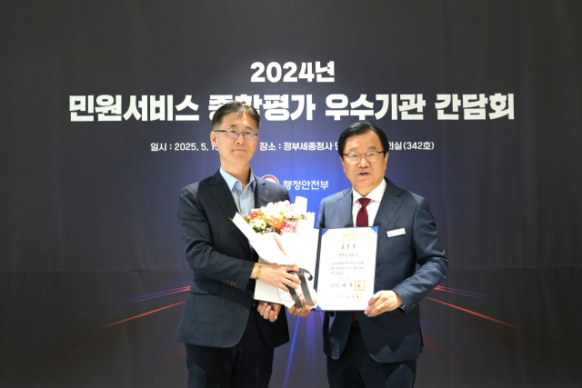 이현재(오른쪽)  경기 하남시장이 지난 13일 정부세종청사에서 열린 ‘2024년 민원서비스 종합평가 우수기관 간담회’에서 황영석 행정안전부 정부혁신국장과 대통령 표창 기념촬영을 하고 있다. 하남시청 제공