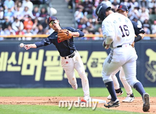 27일 오후 서울 잠실야구장에서 진행된 '2025 프로야구 KBO리그' 두산 베어스와 롯데 자이언츠의 경기. 롯데 전민재가 3회말 1사 1루서 정수빈의 땅볼때 1루 주자 박준영을 포스아웃한 뒤 공을 1루로 던지고 있다./마이데일리