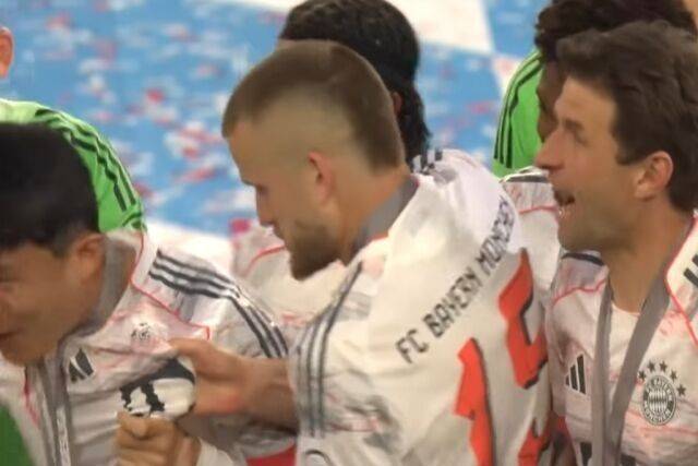 김민재의 멱살을 잡으면서까지 우승 세레머니를 시킨 에릭 다이어/중계 화면