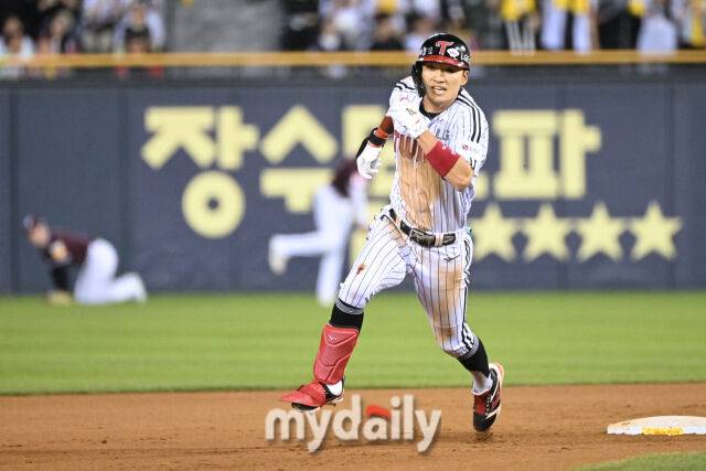 14일 서울 잠실야구장에서 열린 '2025 신한 SOL BANK KBO리그' 키움 히어로즈와 LG 트윈스 경기. LG 박해민이 6회말 무사 1-3루에 주자 싹쓸이 2타점 적시3루타를 친 뒤 달리고 있다./잠실=한혁승 기자