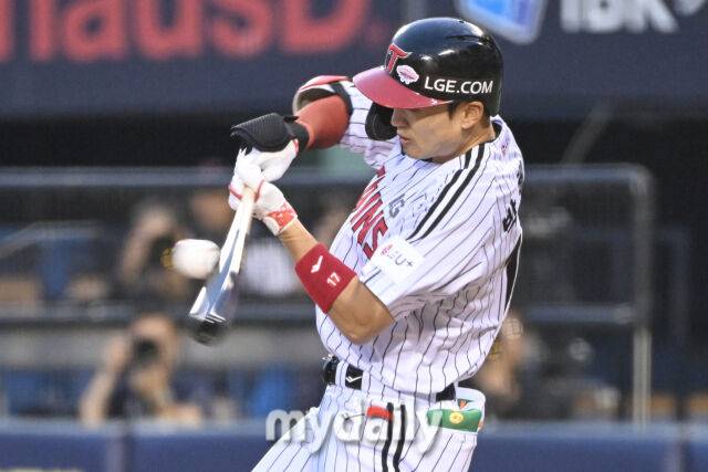 14일 서울 잠실야구장에서 열린 '2025 신한 SOL BANK KBO리그' 키움 히어로즈와 LG 트윈스 경기. LG 박해민이 3회말 첫 타자로 나와 안타를 치고 있다./잠실=한혁승 기자